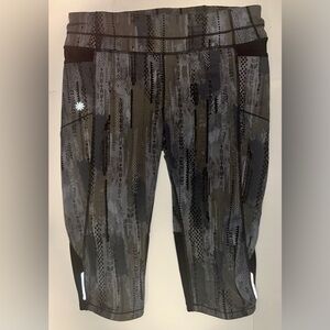 Athleta Women’s Size Large Cropped Gray Patterned Leggings Bermuda Length 16.5”